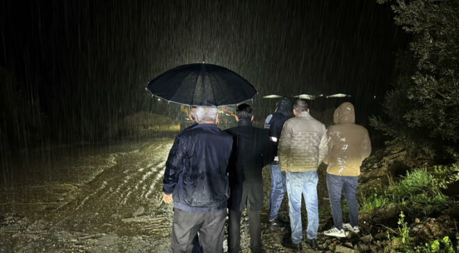 Manisa’da dere taştı, iki araç suda mahsur kaldı