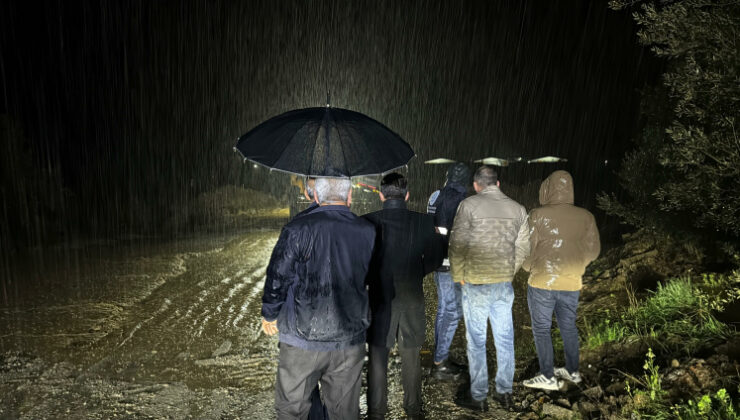 Manisa’da dere taştı, iki araç suda mahsur kaldı