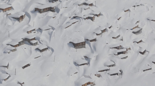 Kar 3 metreyi aştı, evler kayboldu