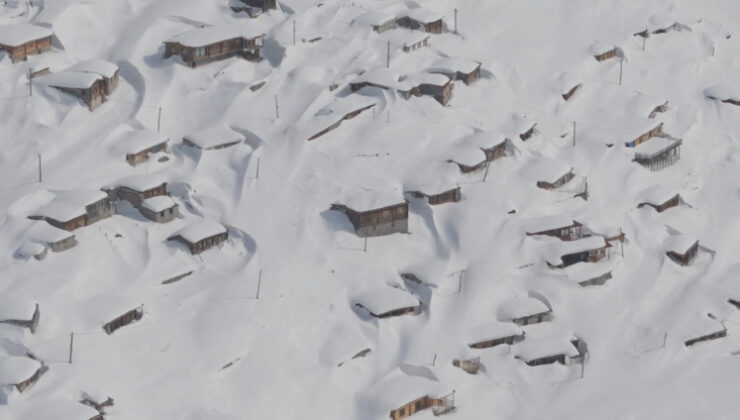 Kar 3 metreyi aştı, evler kayboldu