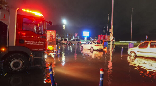 İzmir’de sağanak: İş yerleri ve yollar su altında kaldı