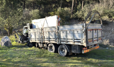 Karabük’te otomobille kamyon çarpıştı: 2 ölü, 4 yaralı