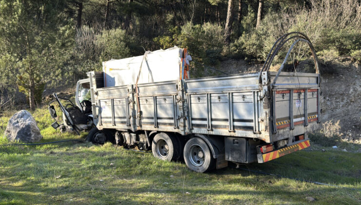 Karabük’te otomobille kamyon çarpıştı: 2 ölü, 4 yaralı