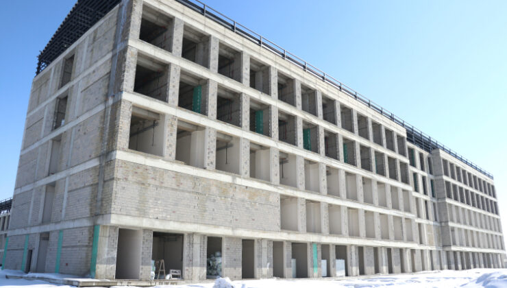 Sismik izolatörlerin kullanıldığı 270 yataklı hastanede sona doğru