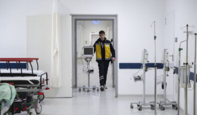 Acil servislerde saniyelerle yarışan sağlık ekipleri hayat kurtarıyor