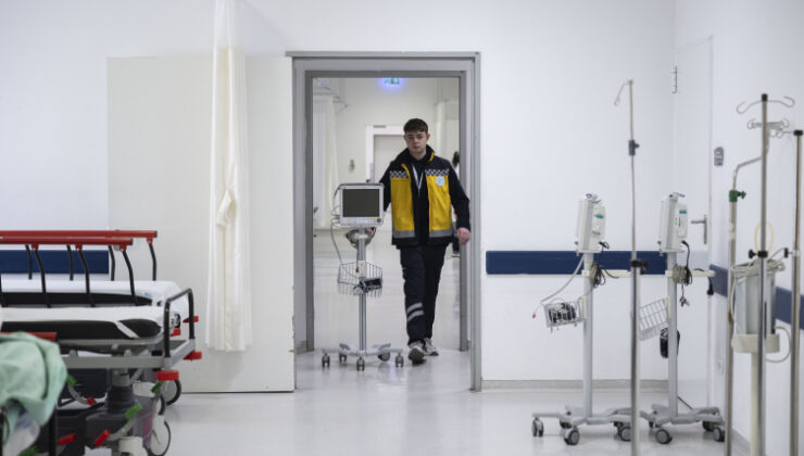 Acil servislerde saniyelerle yarışan sağlık ekipleri hayat kurtarıyor