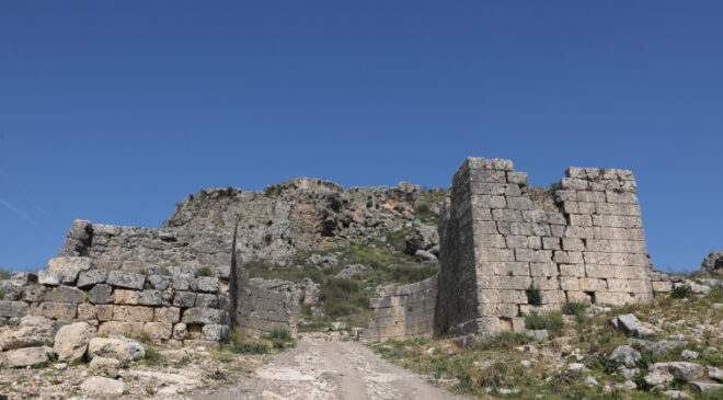 Sillyon Antik Kenti'nde Osmanlı'da köy meydanı olarak kullanılan alan belirlendi