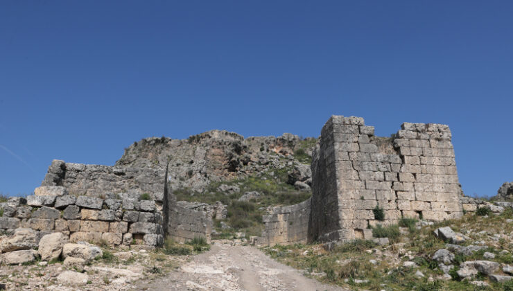 Sillyon Antik Kenti'nde Osmanlı'da köy meydanı olarak kullanılan alan belirlendi