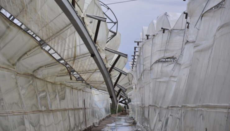 Mersin'de 150 dönüm serayı dolu ve fırtına vurdu