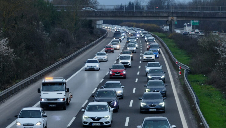 Anadolu Otoyolu'nda bayram tatilinden dönüş yoğunluğu yaşanıyor