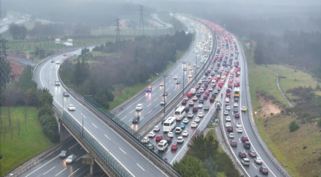 İstanbul'da bayram dönüşü trafik yoğunluğu oluştu