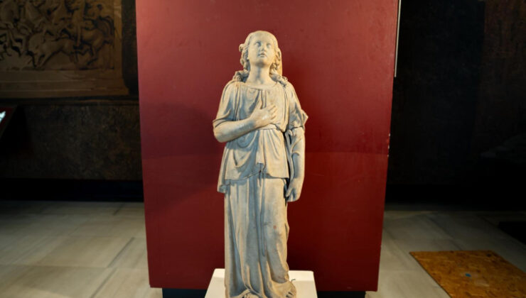 Bakan Ersoy, Melek heykelini Fener Rum Patrikhanesine teslim etti