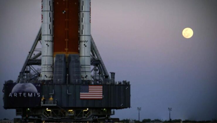 NASA, Artemis II roketini tamir için fırlatma rampasından hangara çekiyor