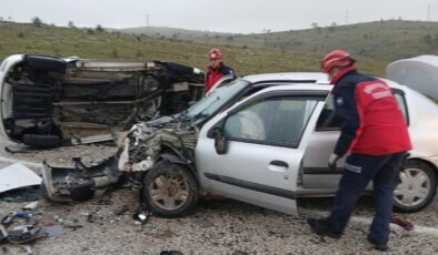 Balıkesir’de hafif ticari araçla otomobil çarpıştı: 5 yaralı