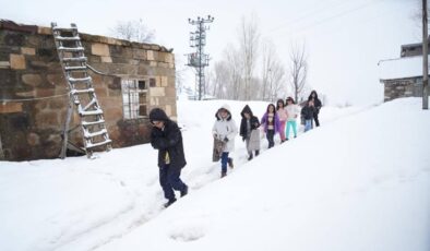 Muş’ta çocukların kar altında bayram coşkusu