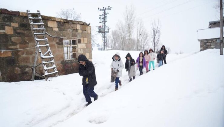 Muş’ta çocukların kar altında bayram coşkusu