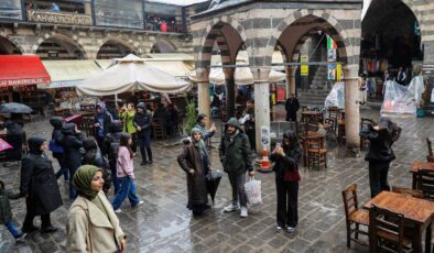 Sur’da bayram hareketliliği: Yağışa rağmen gezdiler