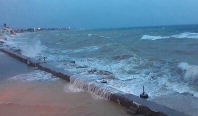 Çanakkale’de kuvvetli fırtına etkili oldu