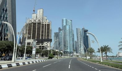 Katar, yarından itibaren kurumlarda mesaiye kısmi dönüşün başlayacağını açıkladı