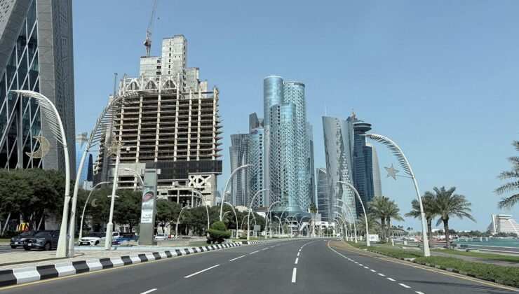 Katar, yarından itibaren kurumlarda mesaiye kısmi dönüşün başlayacağını açıkladı