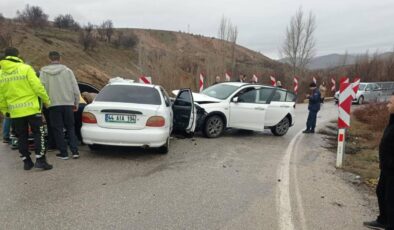 Elazığ’da otomobiller kafa kafaya çarpıştı: 9 yaralı