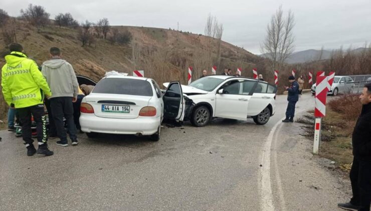 Elazığ’da otomobiller kafa kafaya çarpıştı: 9 yaralı