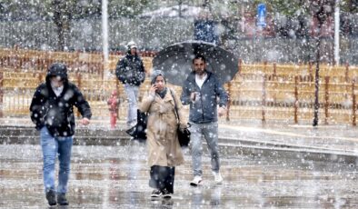 İstanbul’un bazı bölgelerinde aralıklarla kar yağışı etkili oluyor