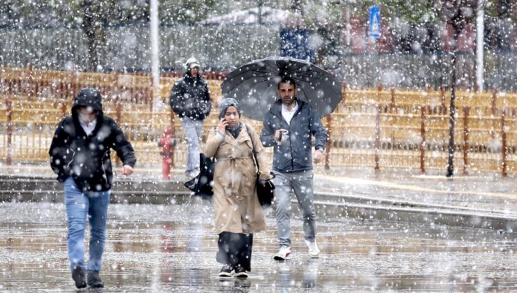 İstanbul’un bazı bölgelerinde aralıklarla kar yağışı etkili oluyor
