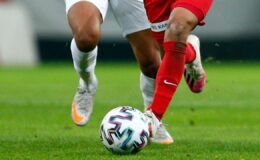 Maskeli taraftar maçta VAR monitörünün fişini çekti