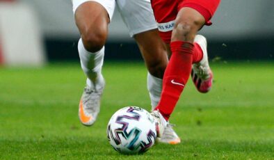 Maskeli taraftar maçta VAR monitörünün fişini çekti