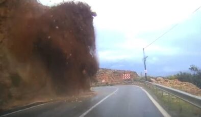 Mersin-Antalya kara yolundaki heyelan kamerada