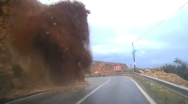 Mersin-Antalya kara yolundaki heyelan kamerada