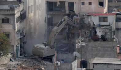 İşgalci İsrail ordusu, Batı Şeria’da Filistinlilere ait bir binayı ve kafeyi yıktı