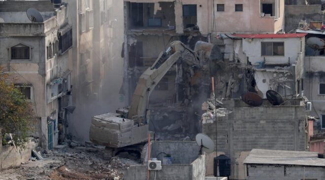 İşgalci İsrail ordusu, Batı Şeria’da Filistinlilere ait bir binayı ve kafeyi yıktı