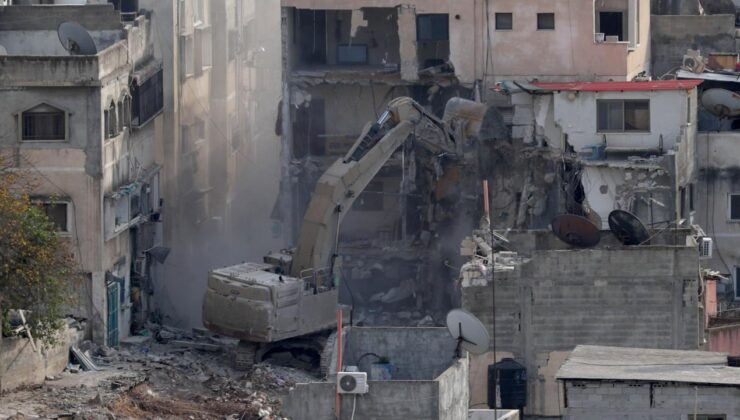 İşgalci İsrail ordusu, Batı Şeria’da Filistinlilere ait bir binayı ve kafeyi yıktı