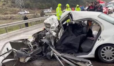 Isparta'da iki otomobil çarpıştı: 2 ölü, 4 yaralı