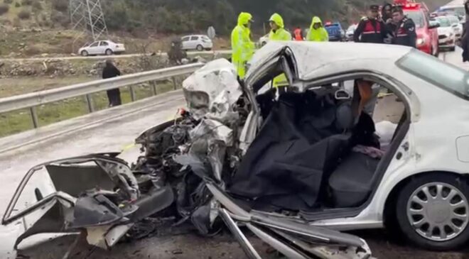 Isparta'da iki otomobil çarpıştı: 2 ölü, 4 yaralı