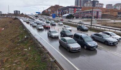 Bayram tatilinden dönenler Kırıkkale’de trafik yoğunluğu oluşturdu