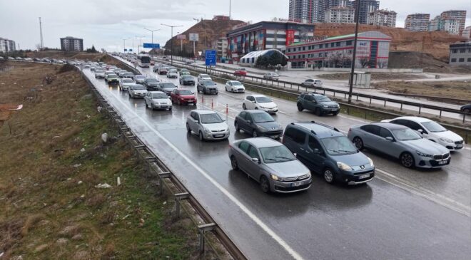 Bayram tatilinden dönenler Kırıkkale’de trafik yoğunluğu oluşturdu
