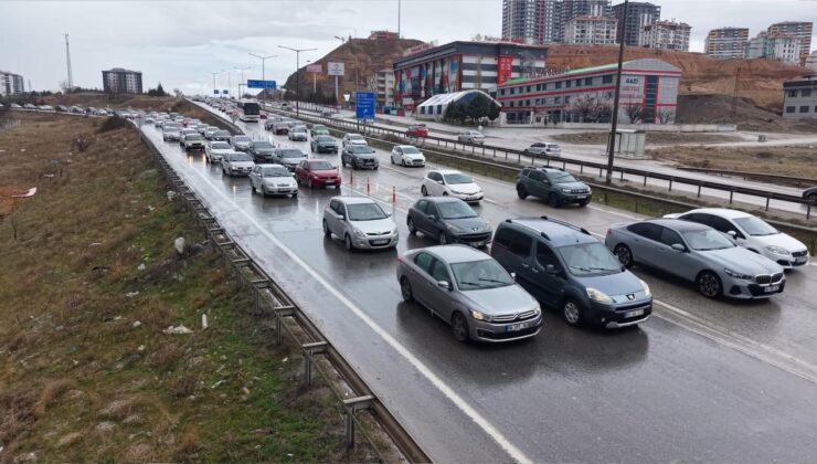 Bayram tatilinden dönenler Kırıkkale’de trafik yoğunluğu oluşturdu