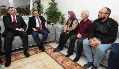 Bakanlar Tekin ve Çiftçi, öldürülen öğretmenin ailesine taziye ziyaretinde bulundu