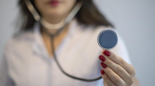 Sağlık çalışanlarının nöbet ücretlerine sınırlama getiren hüküm iptal edildi