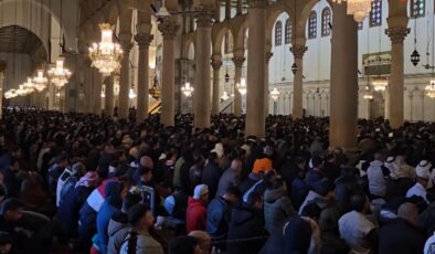 Suriye'deki bayram namazlarında hutbelerden birlik ve beraberlik mesajı verildi