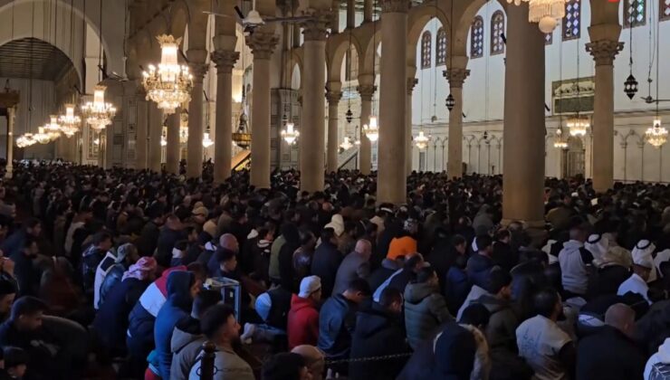 Suriye'deki bayram namazlarında hutbelerden birlik ve beraberlik mesajı verildi