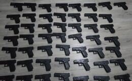 İstanbul’da bir eve düzenlenen operasyonda 50 tabanca ele geçirildi