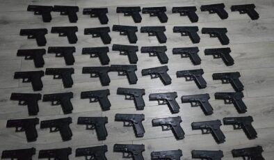 İstanbul’da bir eve düzenlenen operasyonda 50 tabanca ele geçirildi