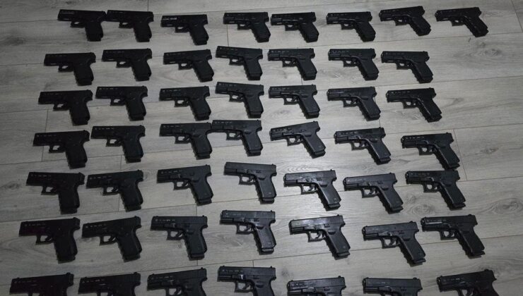 İstanbul’da bir eve düzenlenen operasyonda 50 tabanca ele geçirildi