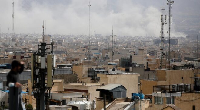 İsrail ordusu, Tahran ve Beyrut'a eş zamanlı hava saldırıları başlattığını duyurdu