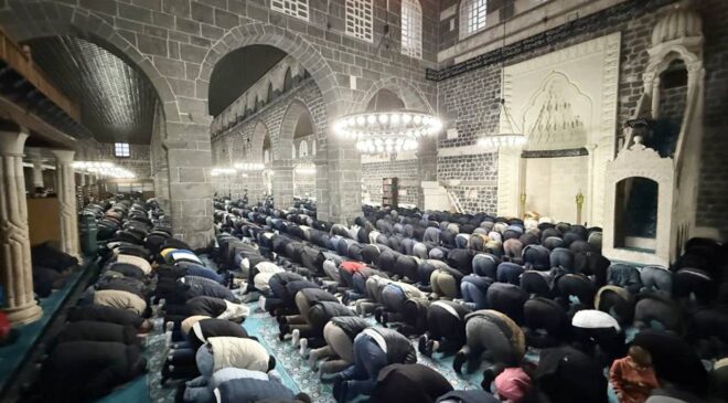 Diyarbakır Ulu Cami bayram namazında doldu taştı