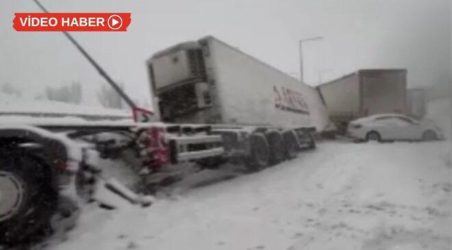 Bitlis’te 4 tır ve 2 otomobil çarpıştı: Yol kapandı